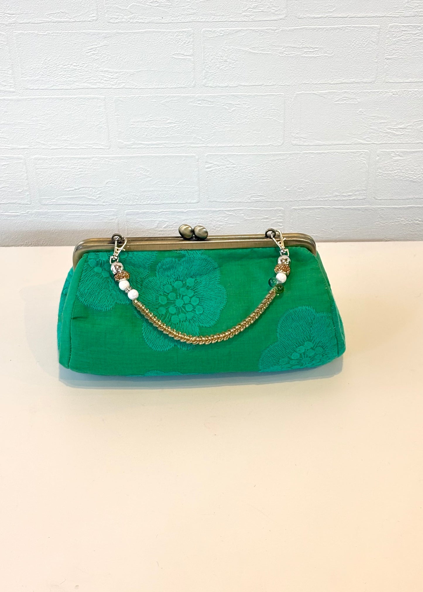 国産刺繍 がま口ポーチ｜エメラルドグリーン