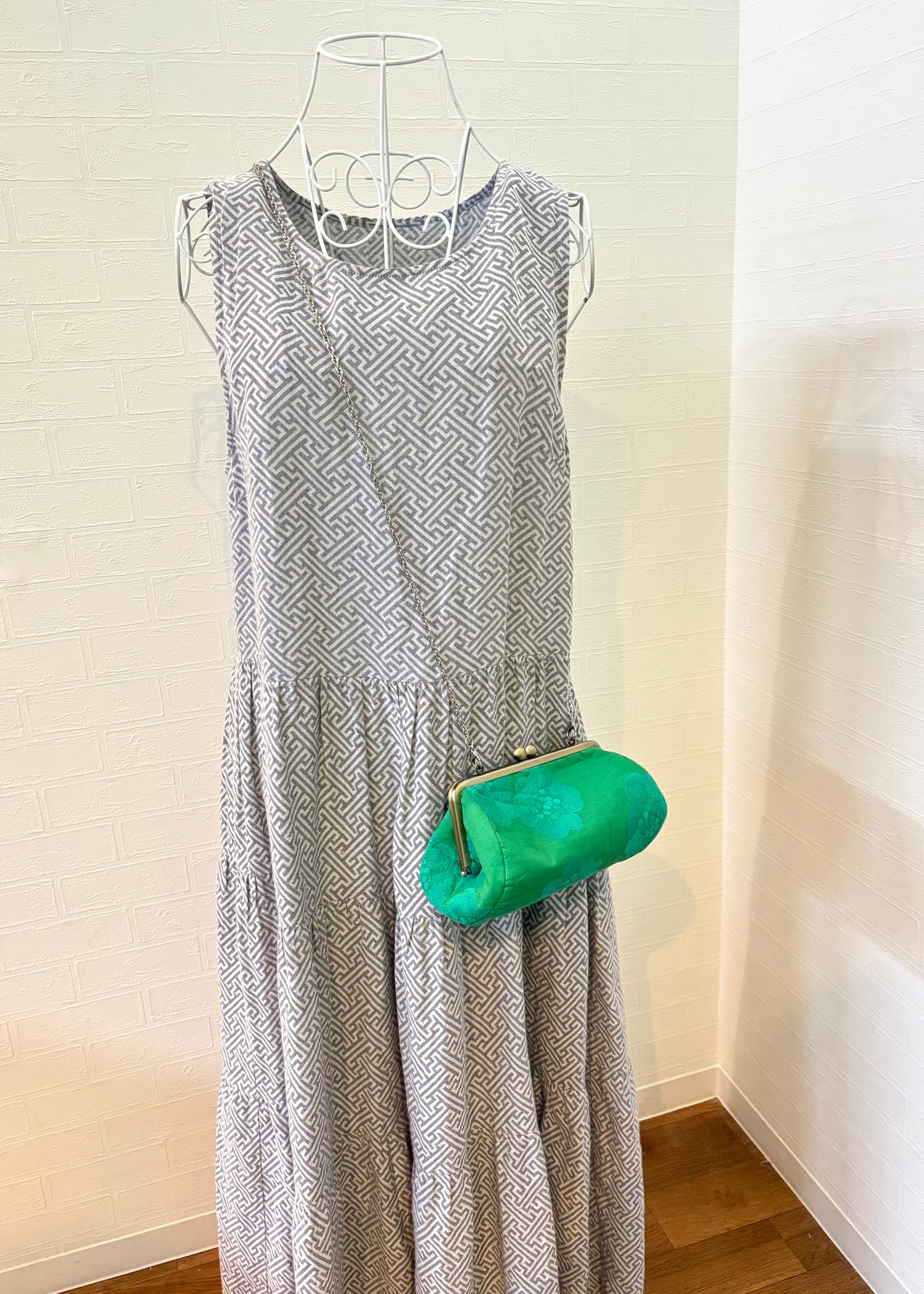 国産刺繍 がま口ポーチ｜エメラルドグリーン