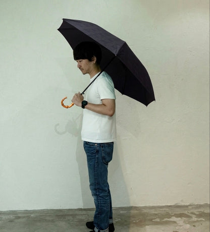 晴れの日も雨の日も、装いを引き立てる大人の一本