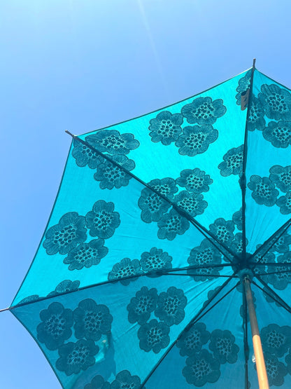 空に映えるブルーハワイ。刺繍のきらめきと、職人仕立ての一本。※在庫限り