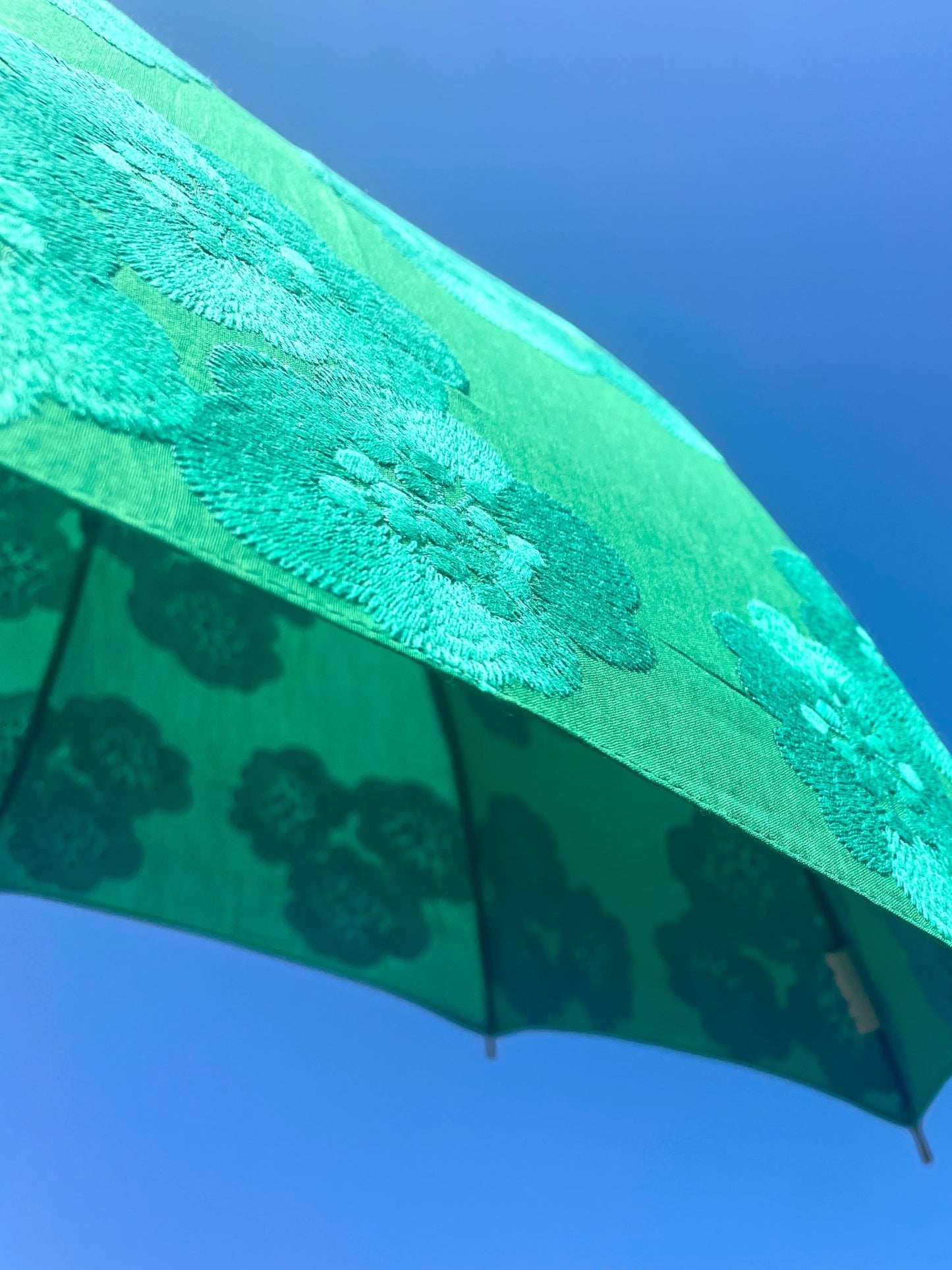 空に映えるメロン色。刺繍のきらめきと、職人仕立ての一本。※在庫限り