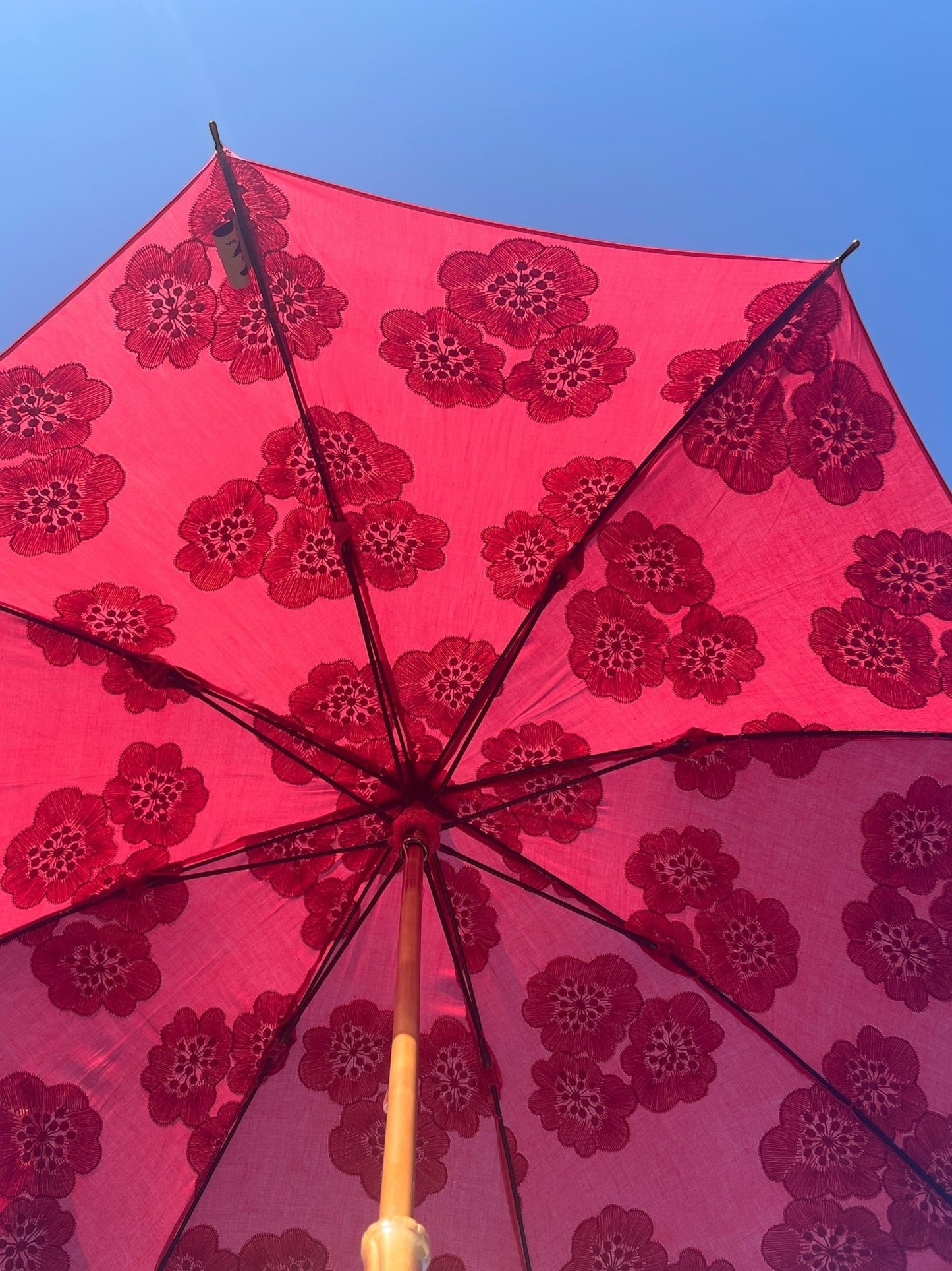 空に映えるいちご色。刺繍のきらめきと、職人仕立ての一本。※在庫限り
